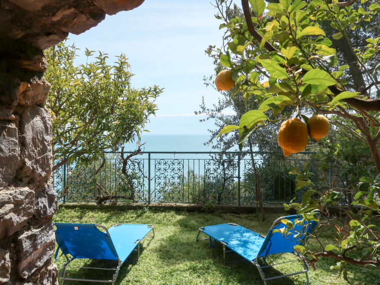 6-persoons vakantiehuis Orizzonte met privézwembad in Marina di Andora in Marina di Andora