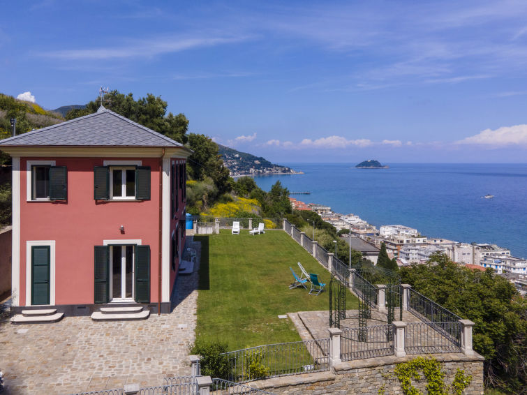 Op 1,5 km van het strand: Vrijstaande villa met zeezicht in Alassio in Alassio