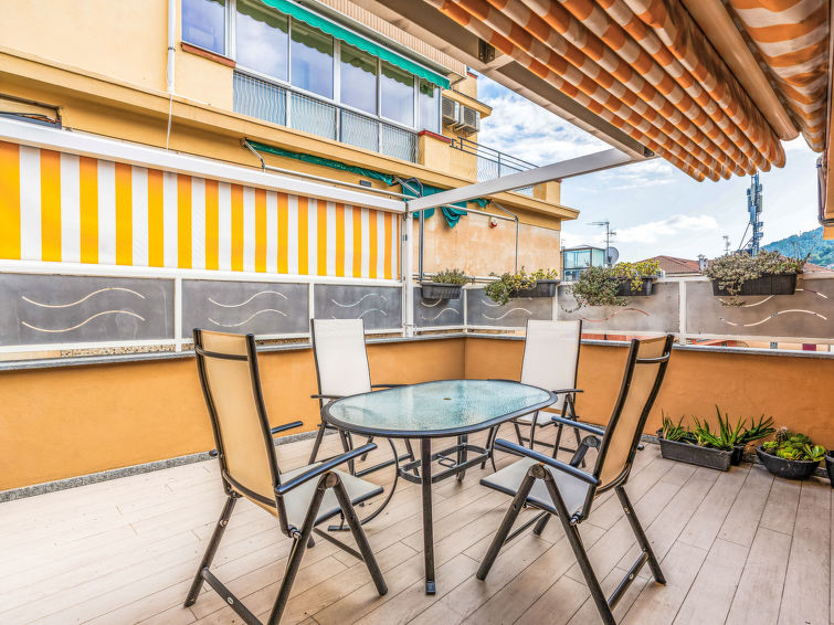 "By Center and Sea", penthouse 3-kamers 80 m2 op de 3e verdieping. Afgeschuinde daken, comfortabel en smaakvol ingericht: woon-/eetkamer (120 cm, lengte 200 cm). 1 2-pers. kamer met dakraam. 1 2-pers...