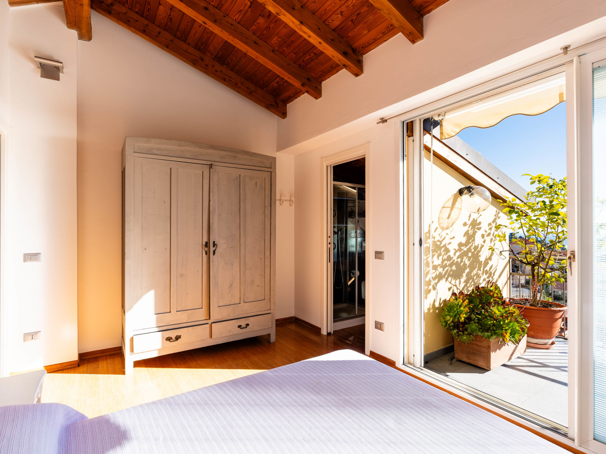 Photo of Terrazza con glicine