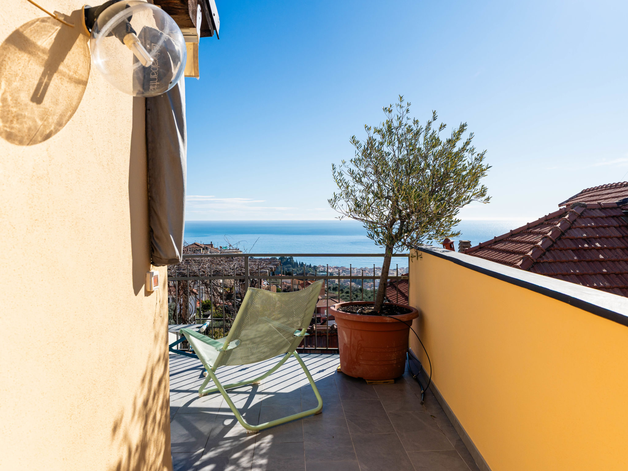 Photo of Terrazza con glicine