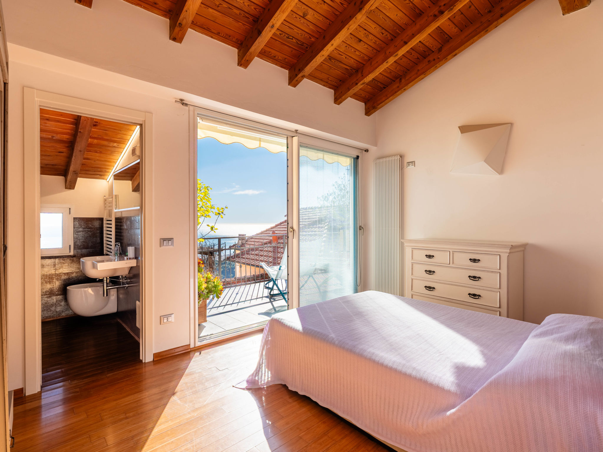 Photo of Terrazza con glicine