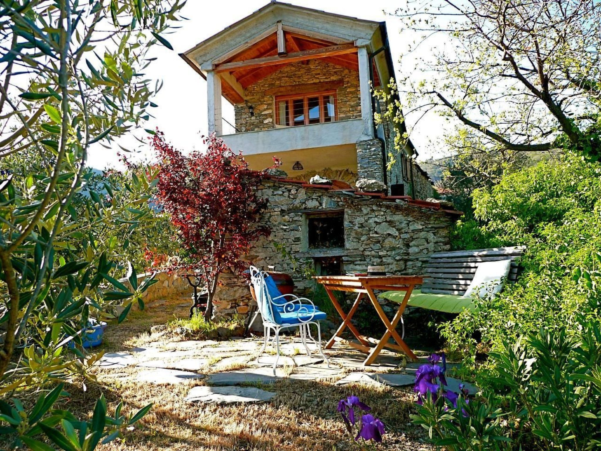 Vakantiehuis met omheinde tuin in Aquila di Arroscia (Italië) 1 hond is welkom