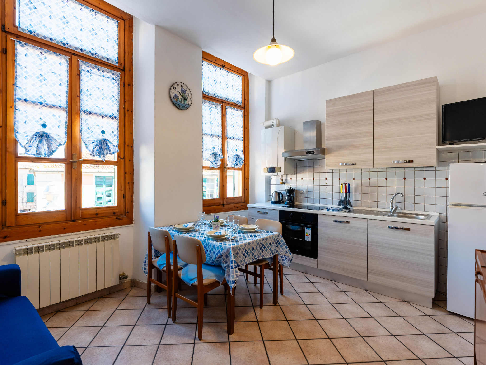 "Dimora Storica", appartement 3-kamers 80 m2 op de 3e verdieping. Doelmatig en gezellig ingericht: woon-/eetkamer. 1 2-pers. kamer. 1 kamer met 2 bedden (90 cm, lengte 200 cm). Kookhoek (oven, 4 induc..