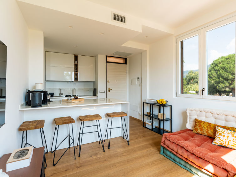 "Citrus Garden", appartement 2-kamers 50 m2 op de 1e verdieping. Modern en smaakvol ingericht: woon-/eetkamer met 1 slaapplaats (140 cm, lengte 200 cm). 1 2-pers. kamer met douche/bidet/WC. Kookhoek (..