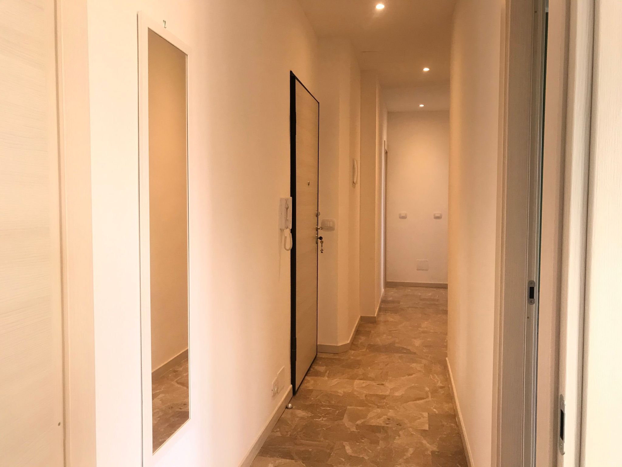 Photo of 'White' mit Balkon