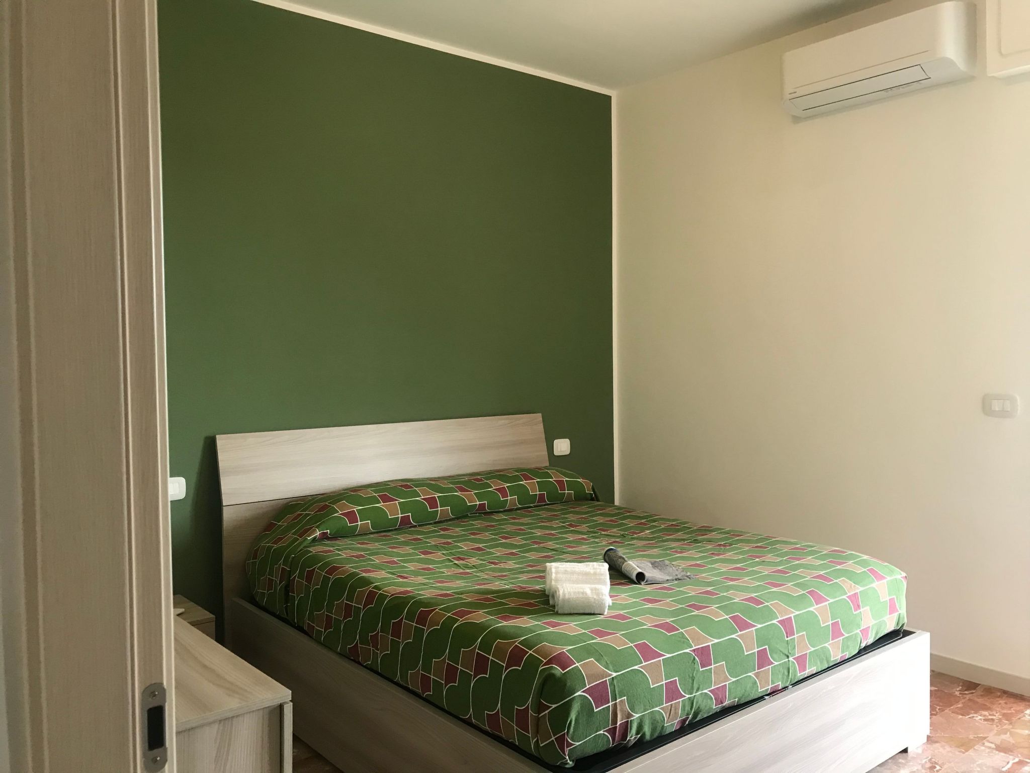 Photo of 'White' mit Balkon