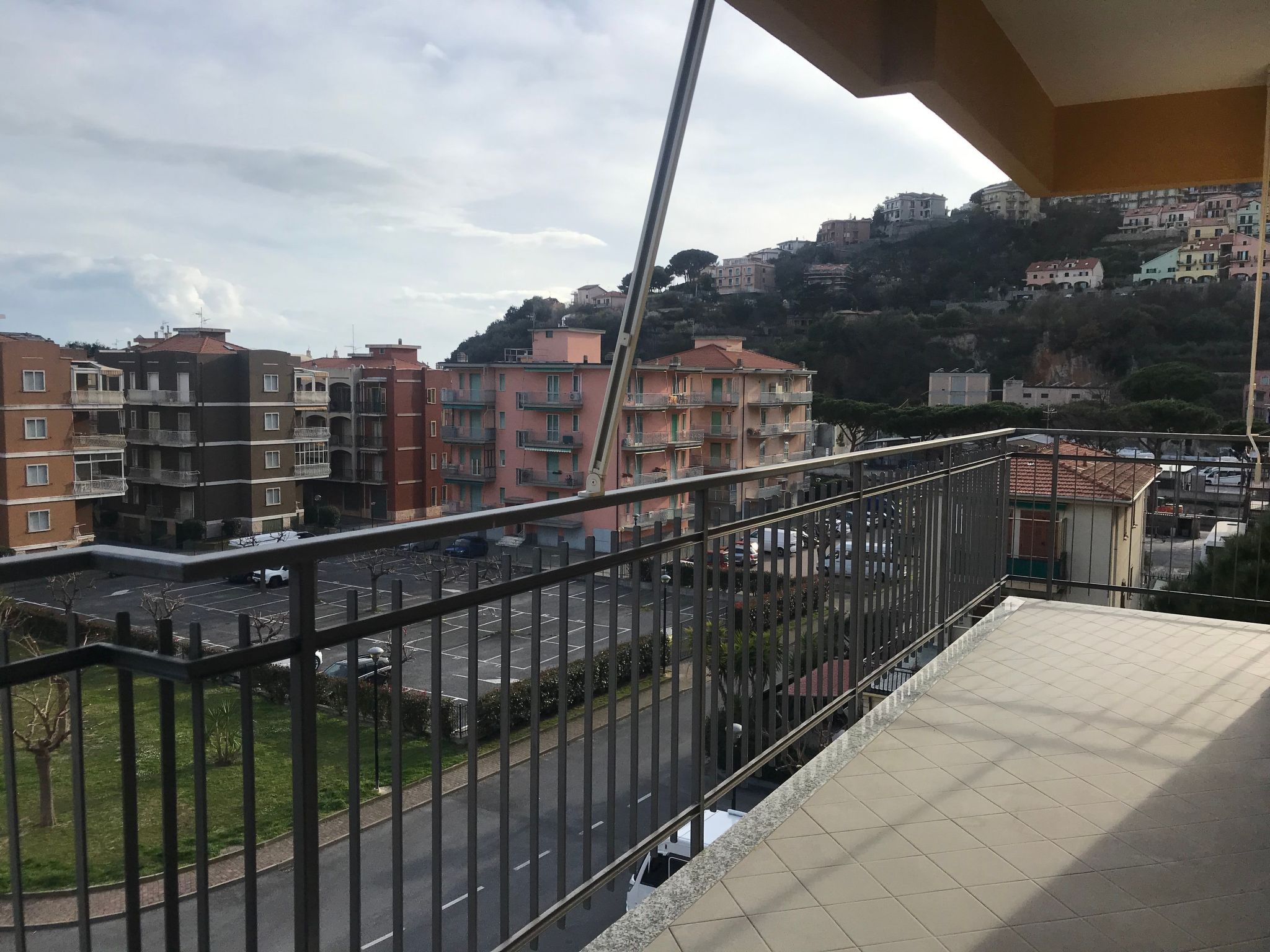 Photo of 'White' mit Balkon