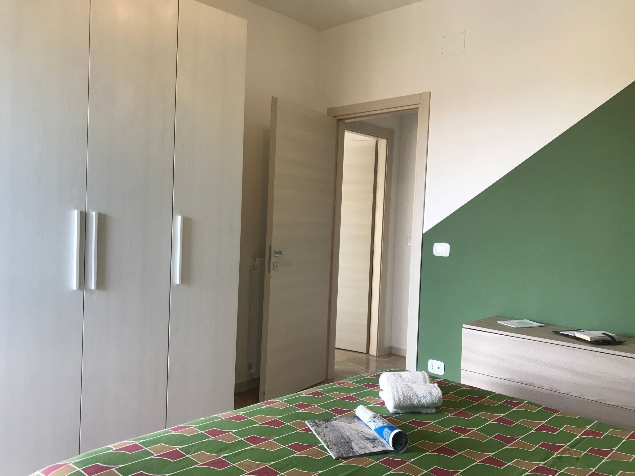 Photo of 'White' mit Balkon