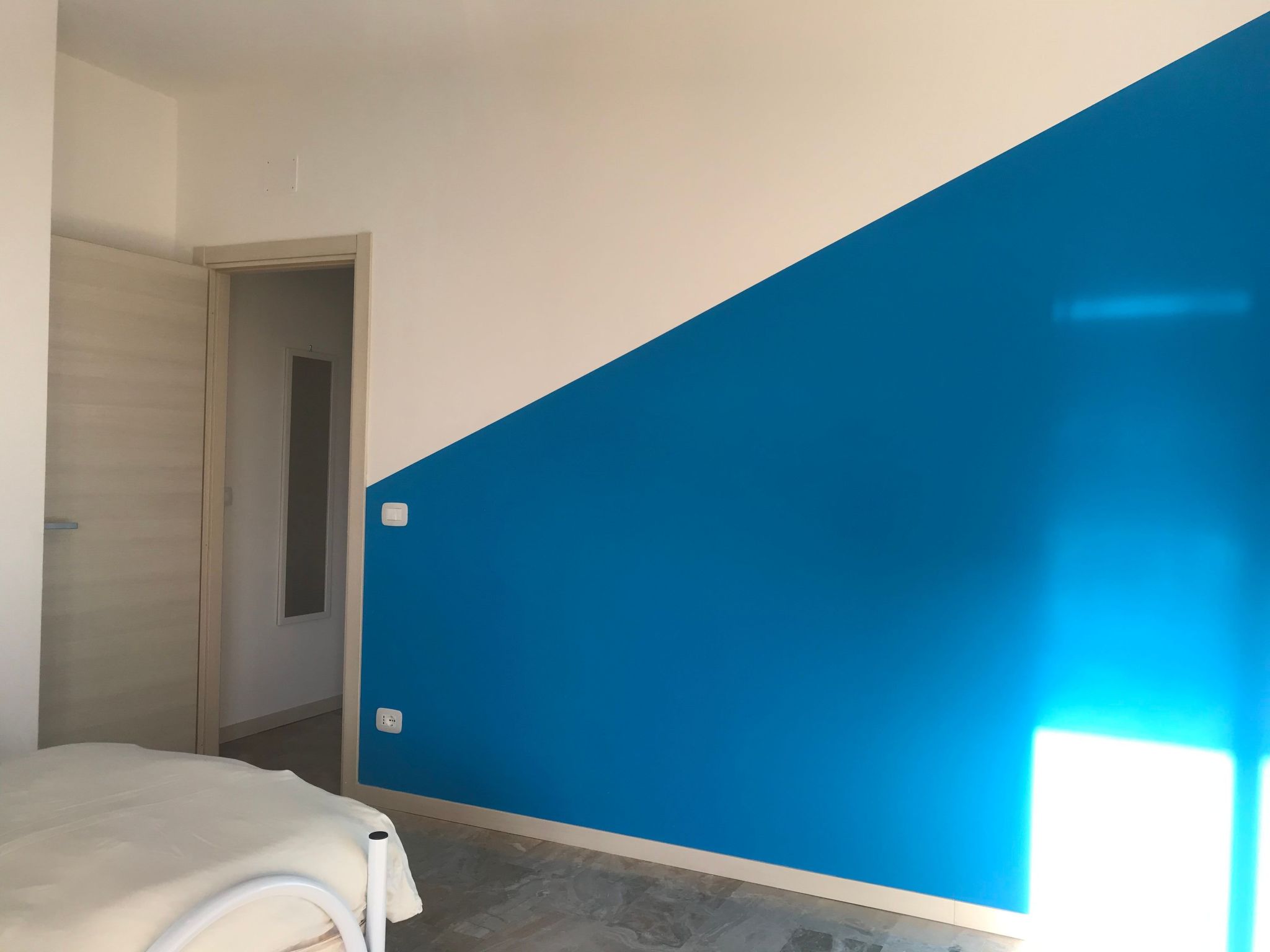 Photo of 'White' mit Balkon