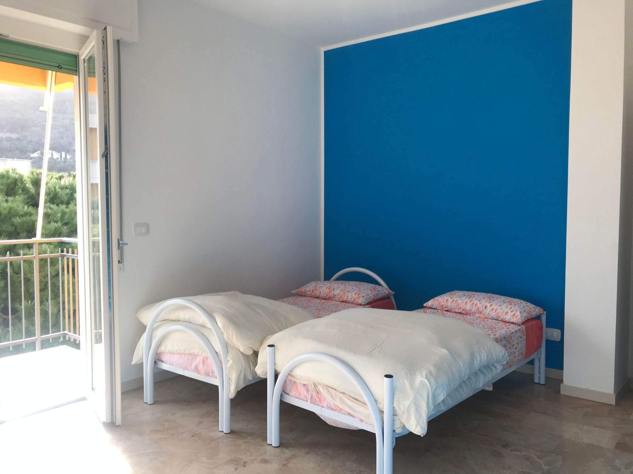 Photo of 'White' mit Balkon