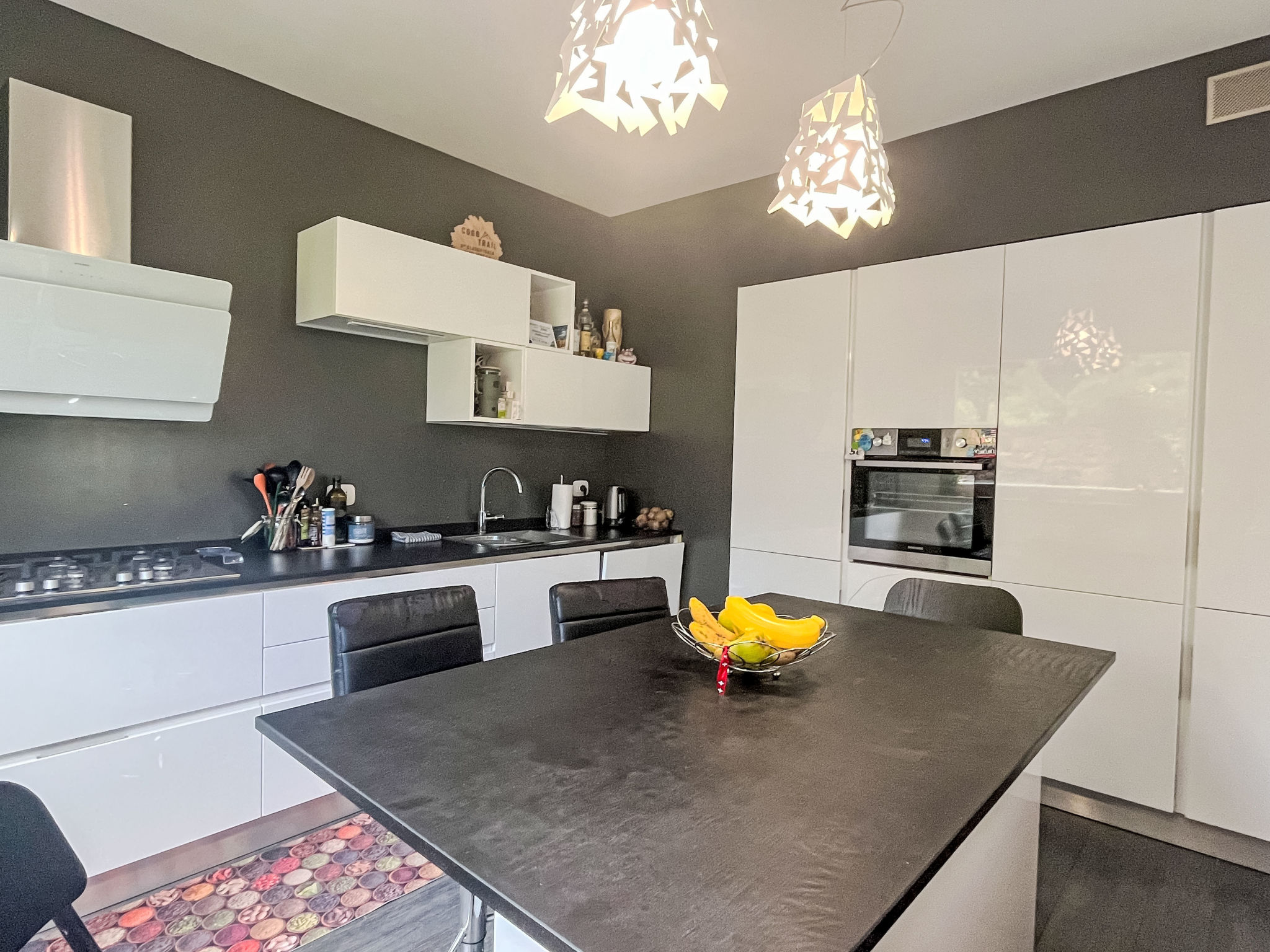 Le radici dell´ulivo-Drinnen