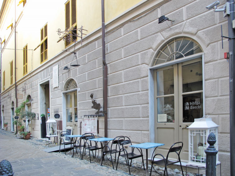 Ruime studio in historisch Palazzo Gallesio, Finalborgo in Finale Ligure