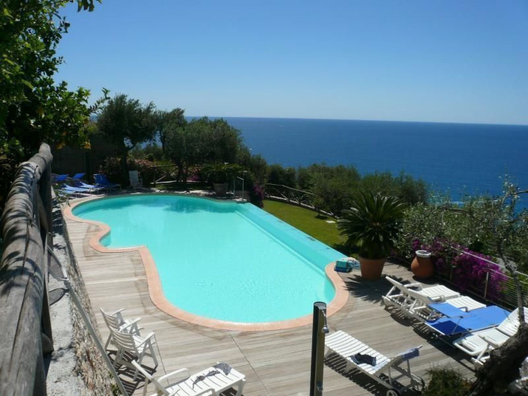 Einzimmerwohnung mit Panoramablick im Erdgeschoss-Outside