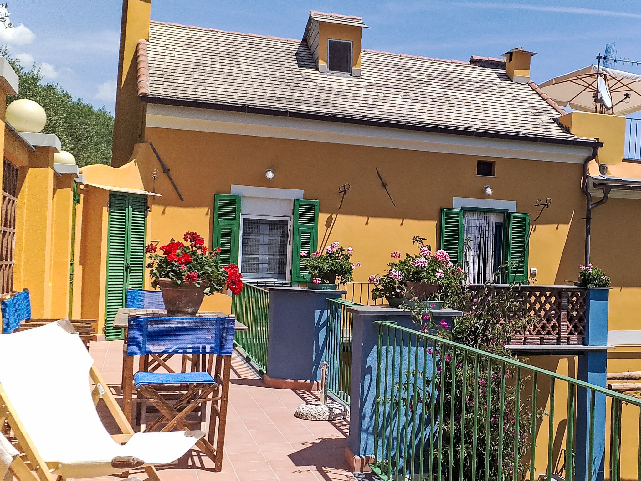 4-Zimmer-Wohnung 90 m2 auf 2 Stockwerken im 1. Stock. Zweckmässig und rustikal eingerichtet: Wohn-/Esszimmer mit TV. 1 Doppelzimmer. 1 Zimmer mit 2 Betten. Küche (Backofen, Geschirrspüler, 4 Indukt..