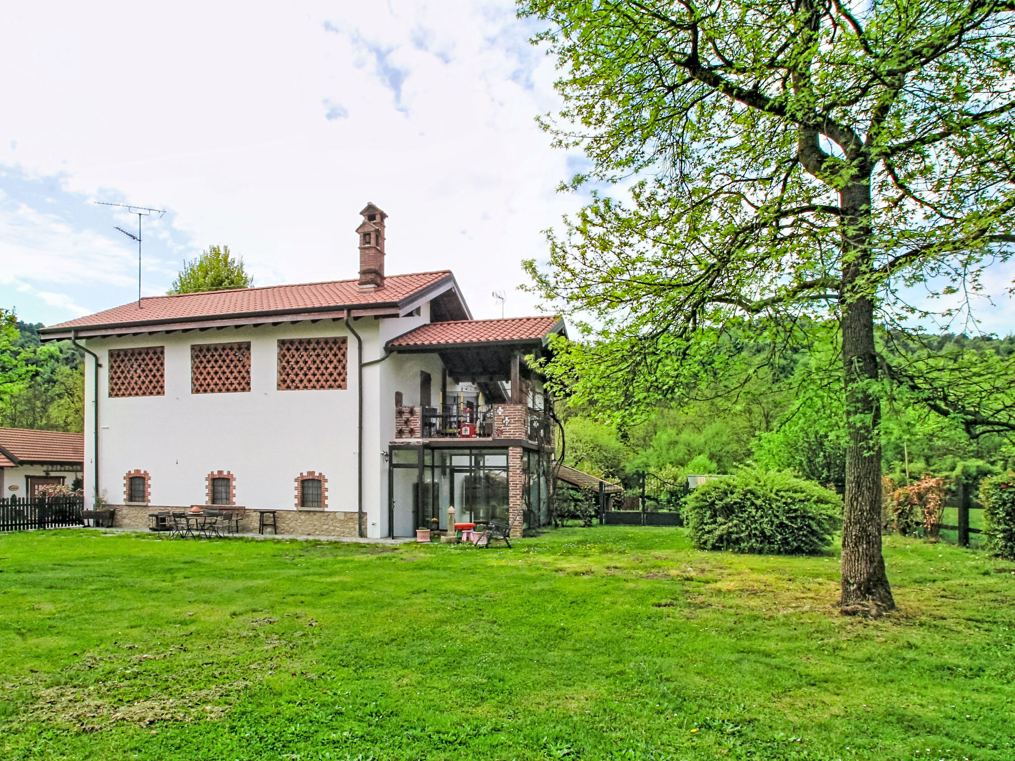 Appartement 3-kamers 90 m2, op de begane grond. Rustiek en gezellig ingericht: groot woon-/eetkamer met TV. Uitgang naar de zitplaats in de tuin. 1 kamer met 1 2-pers bed (160 cm). 1 kamer met 1 bed e..