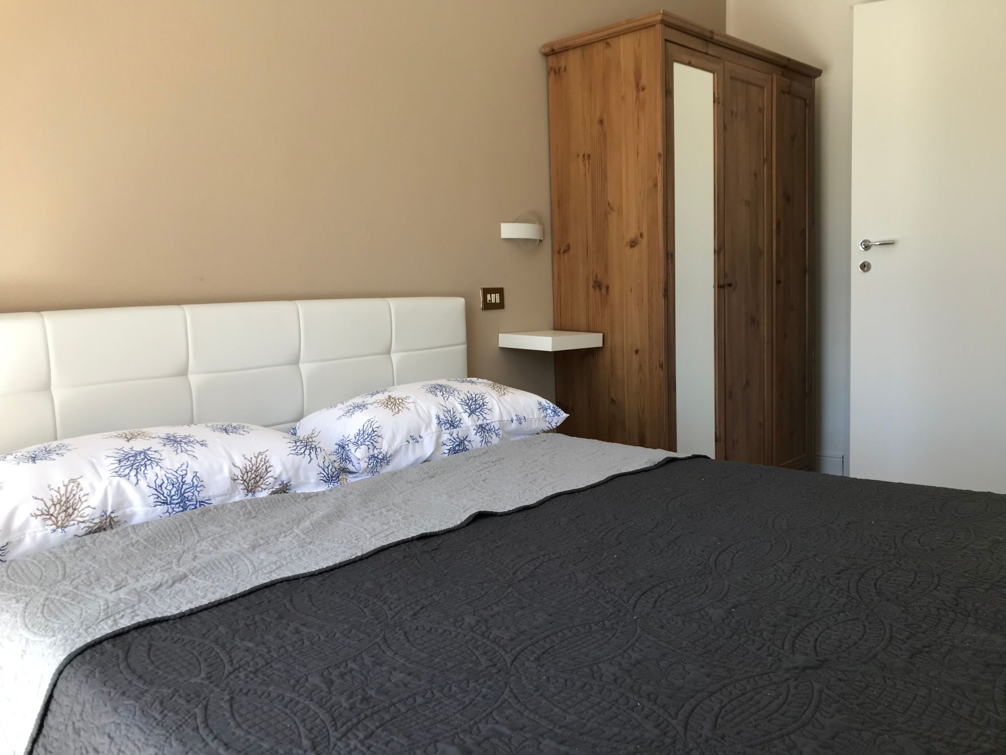 Am Turanosee - Binnen