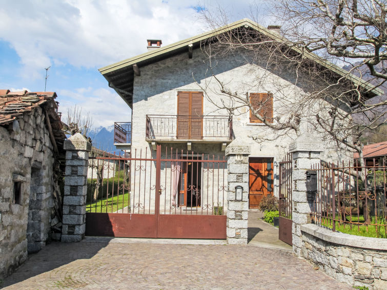 Op 500 m van het meer: Rustiek vakantiehuis Dante in Mergozzo in Mergozzo (Lago di Mergozzo)