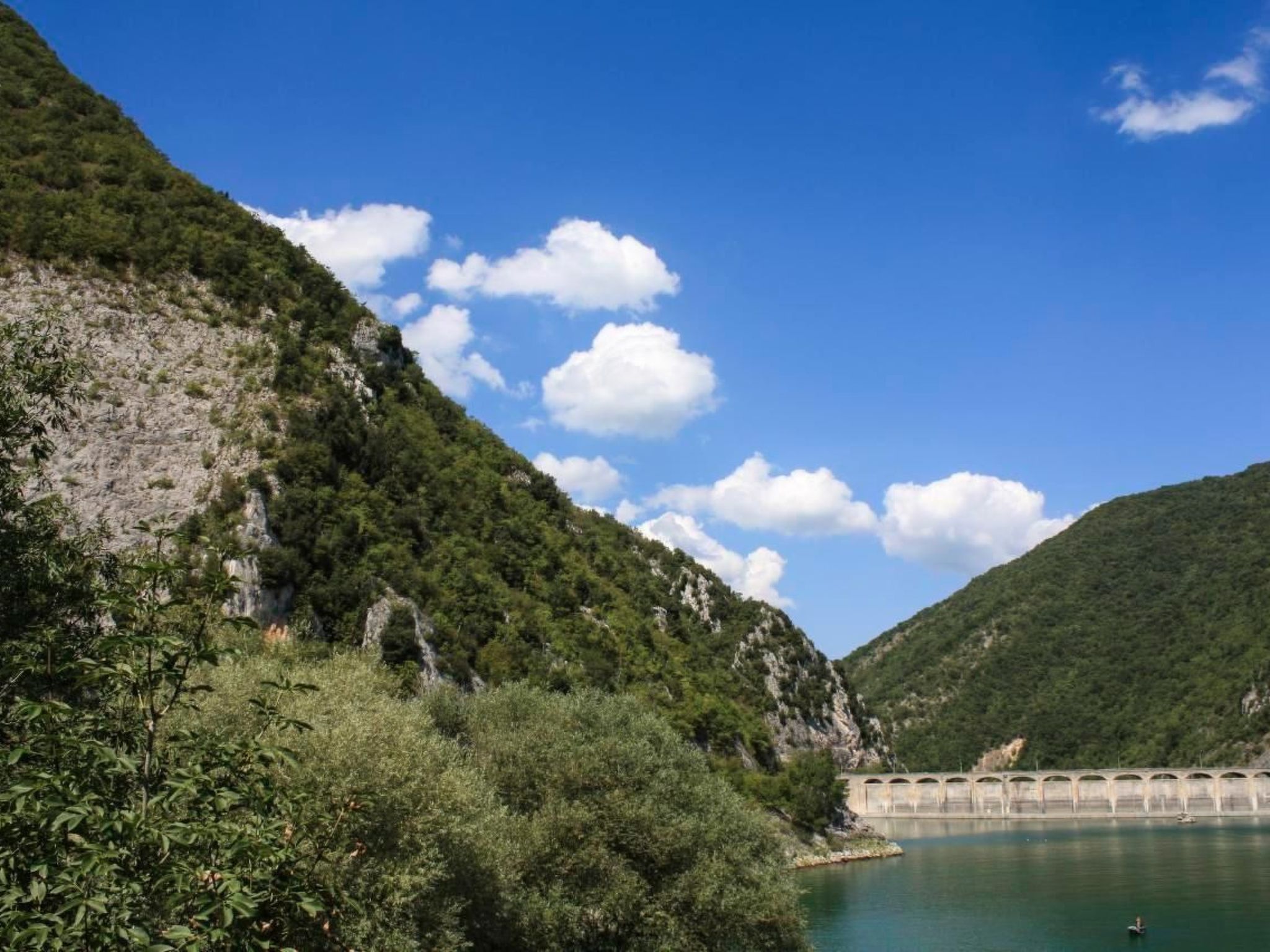 Unabhängige Wohnung, mitten im Grünen des Berges und des Sees, 80 km von Ost-Ro - Image-tags.info