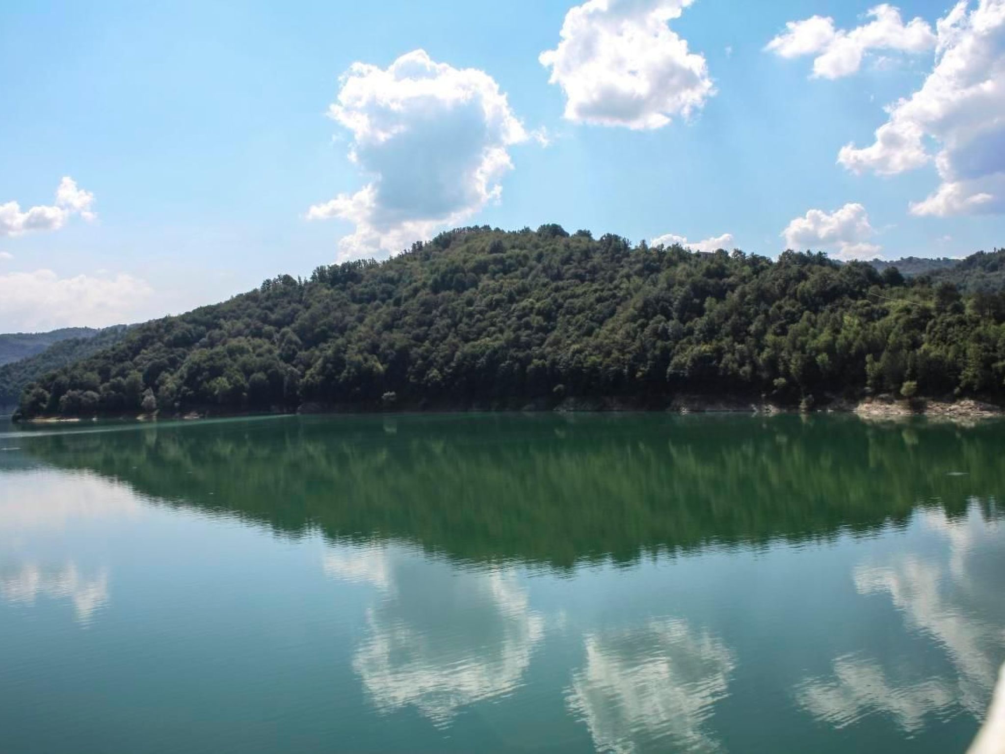 Unabhängige Wohnung, mitten im Grünen des Berges und des Sees, 80 km von Ost-Ro - Image-tags.info