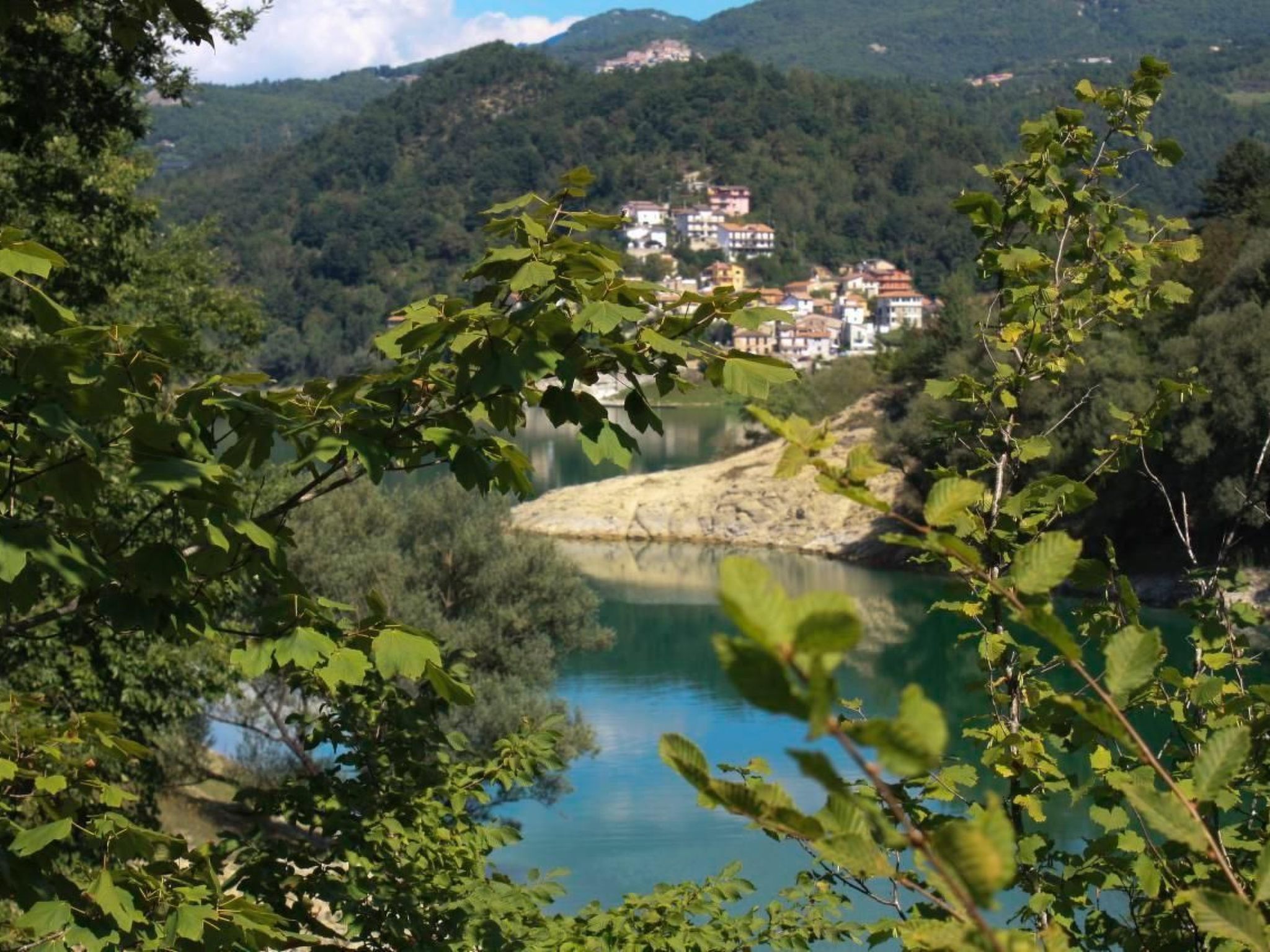 Unabhängige Wohnung, mitten im Grünen des Berges und des Sees, 80 km von Ost-Ro - Image-tags.info