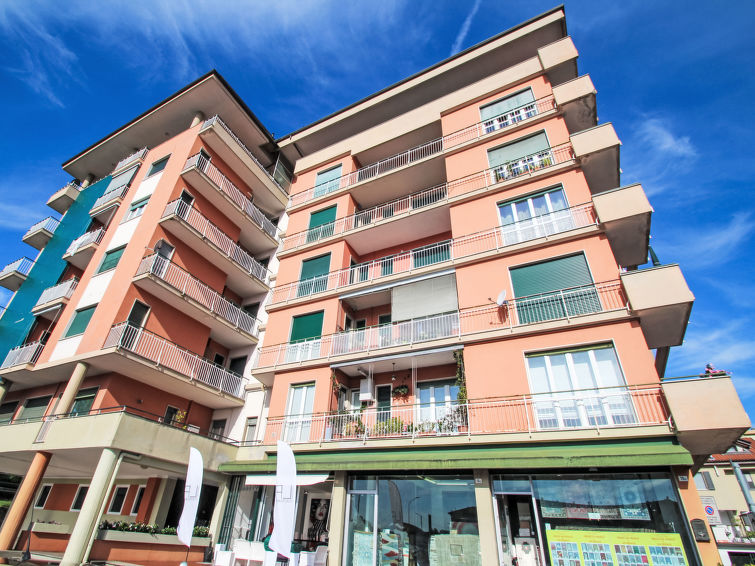 "Sibilla", appartement 2-kamers 55 m2 op de 3e verdieping. Comfortabel en gezellig ingericht: woon-/eetkamer met 1 divanbed en TV. Uitgang naar het balkon. 1 2-pers. kamer. Uitgang naar het balkon. Ko..