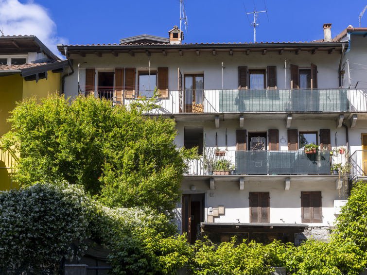 "Iris", 2-Zimmer-Wohnung 40 m2 im 2. Stock. Zweckmässig und gemütlich eingerichtet: Wohn-/Esszimmer mit 1 Diwanbett und TV. Ausgang zum Balkon. 1 Doppelzimmer. Kochnische (Backofen, 4 Induktionskoch..