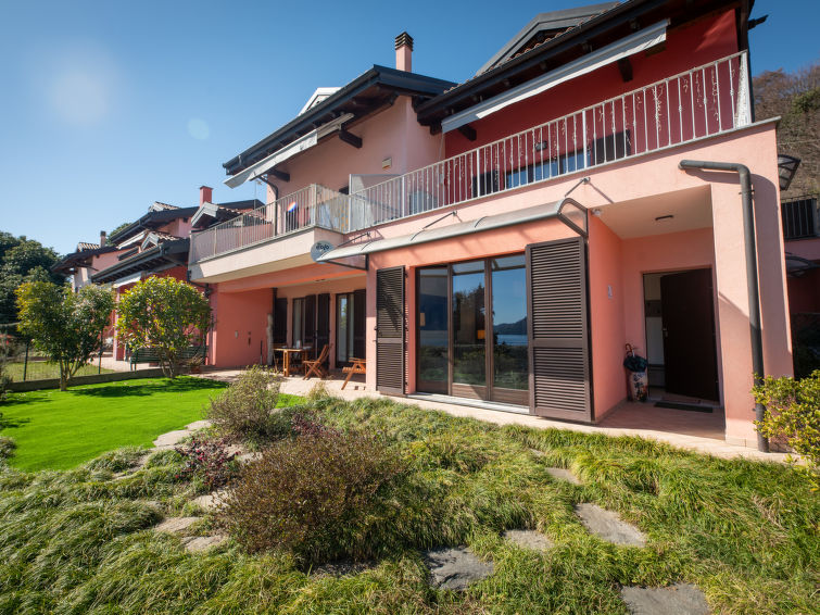 Centraal gelegen appartement met meerzicht in Ghiffa in Ghiffa