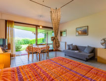 Zonnig studio-appartement bij het meer met zwembad in Ghiffa - thumbnail 6