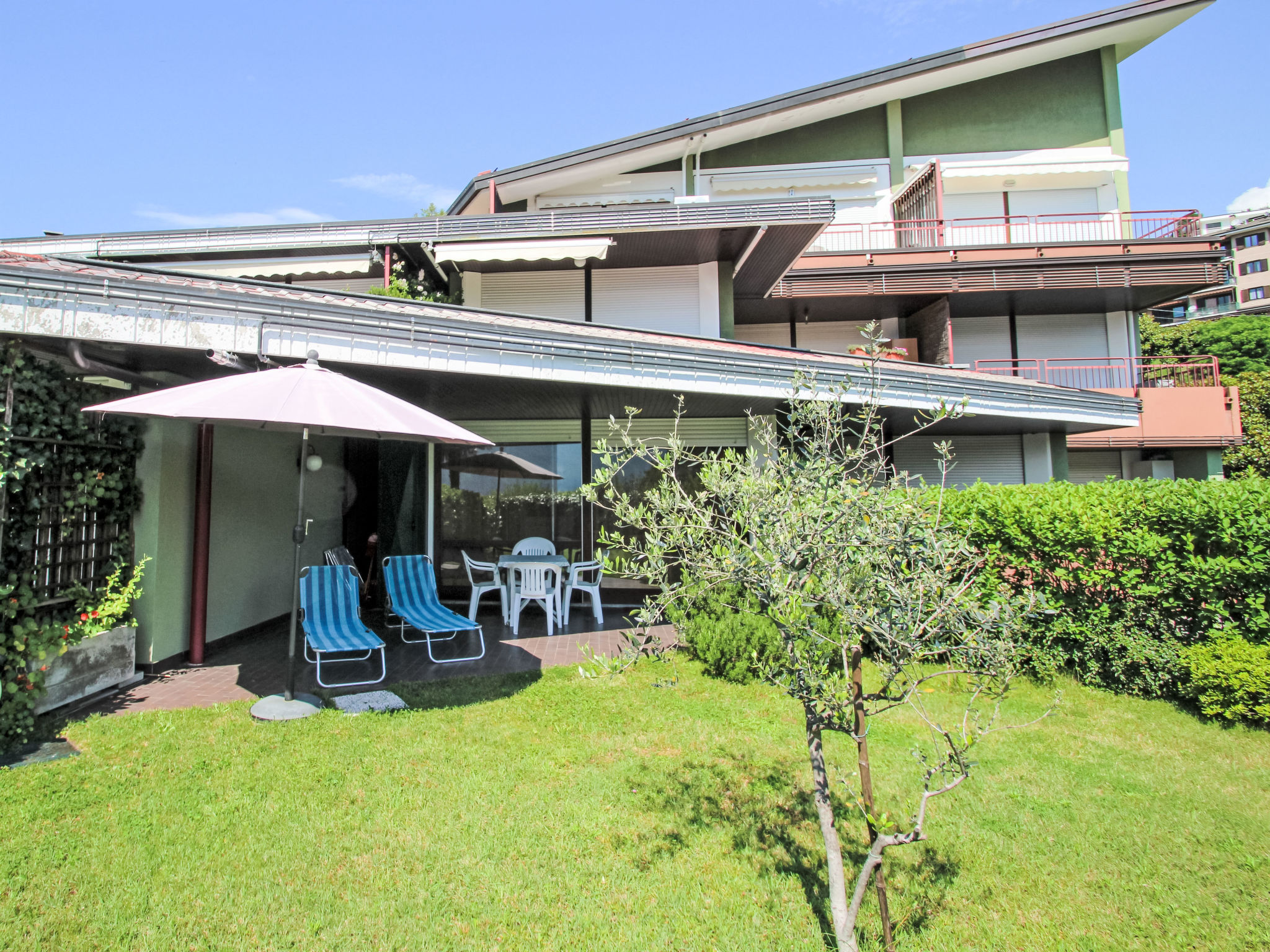 "B116", studio 1-kamer 40 m2 op de 1e verdieping. Doelmatig ingericht: woon-/eetkamer met panoramavenster met 1 divanbed, 1 2-pers bed en Sat-TV. Uitgang naar de zitplaats in de tuin. Kleine, open keu..