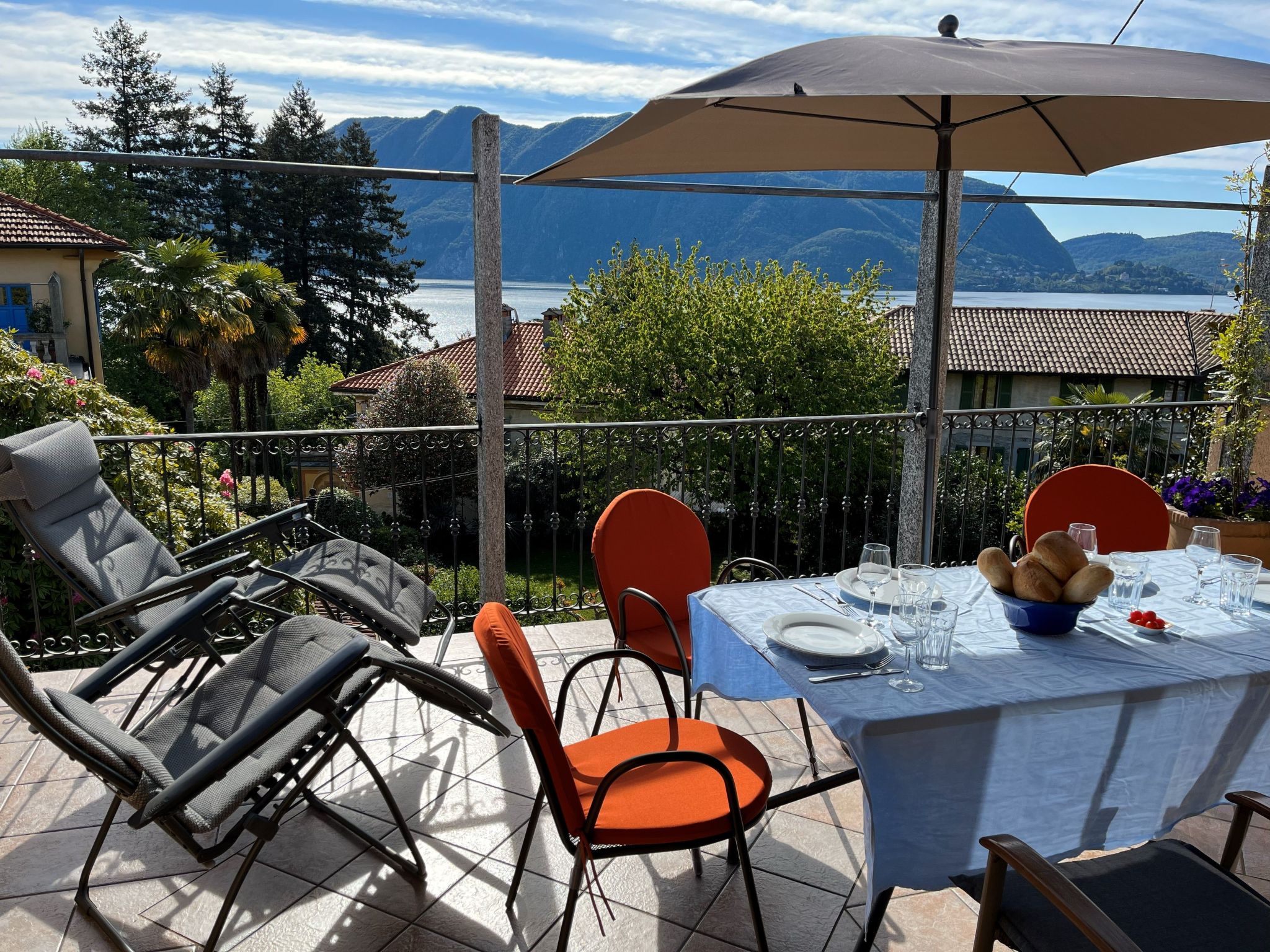 Modern holiday accommodation for families and couples on the western shore of Lake Maggiore, lovingly furnished in an old building with lake view, equipped with panoramic terrace, fireplace, barbecue,..