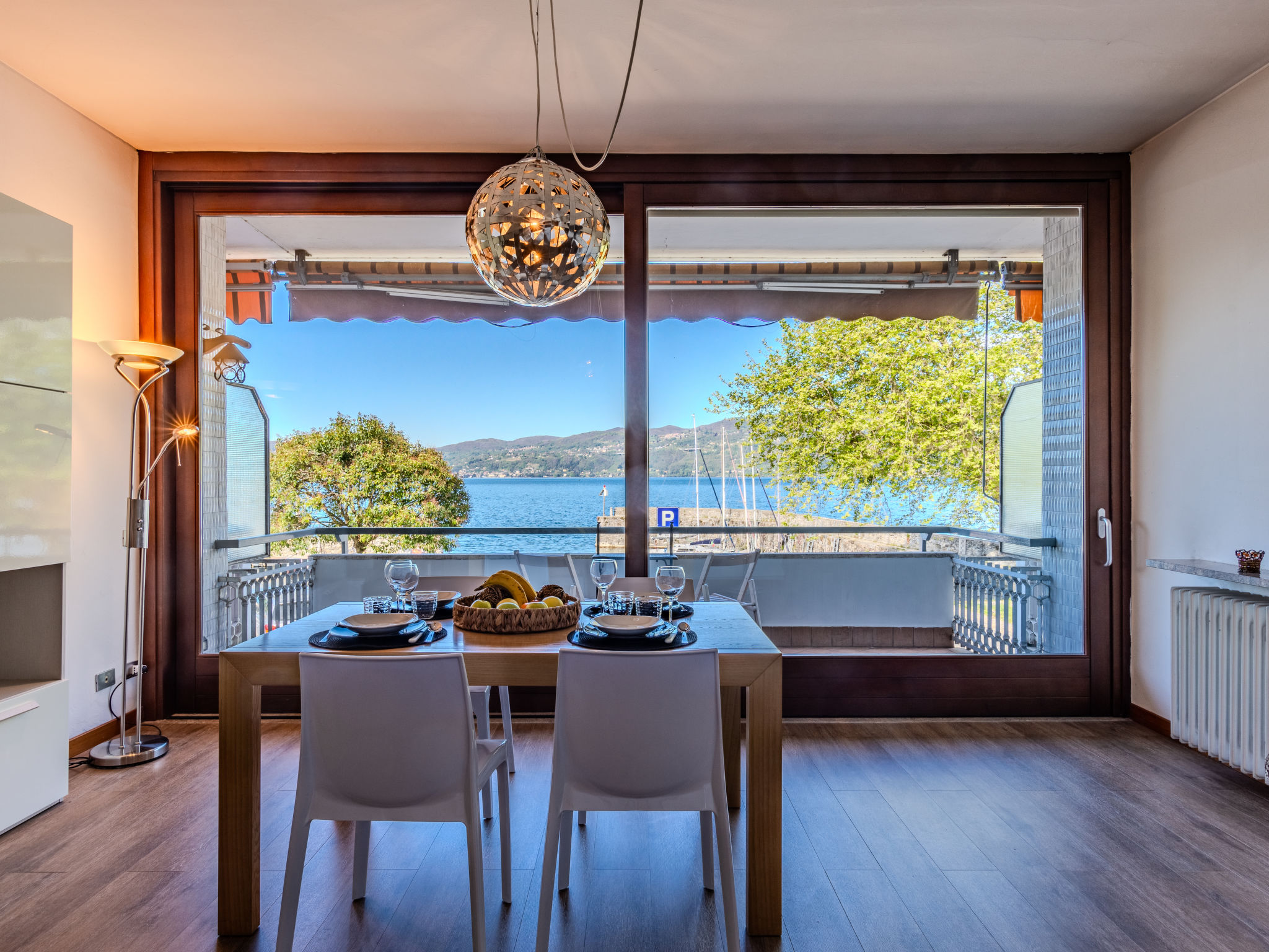 "Attilio lake front view", appartement 3-kamers 90 m2 op 2 verdiepingen. Doelmatig ingericht: hal. 1 kamer met 2 bedden. Douche/WC. Bovenverdieping: woon-/eetkamer met panoramavenster met TV en air-co..