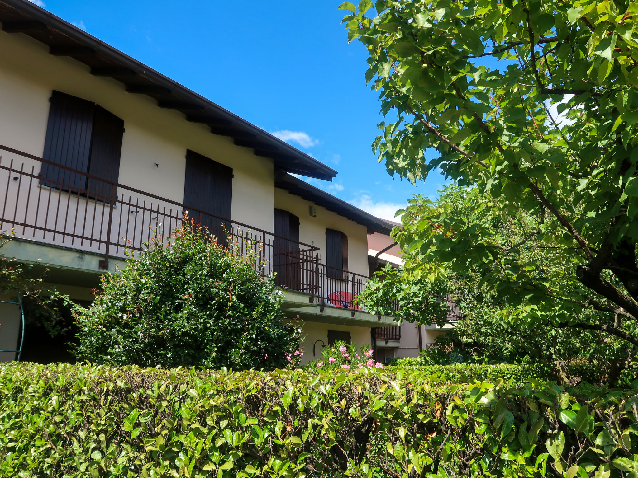 "Blue Lagoon", appartement 3-kamers 50 m2 op de 1e verdieping. Doelmatig ingericht: woon-/eetkamer met Sat-TV en air-conditioning. Uitgang naar het balkon. 1 2-pers. kamer. Uitgang naar het balkon. 1 ..