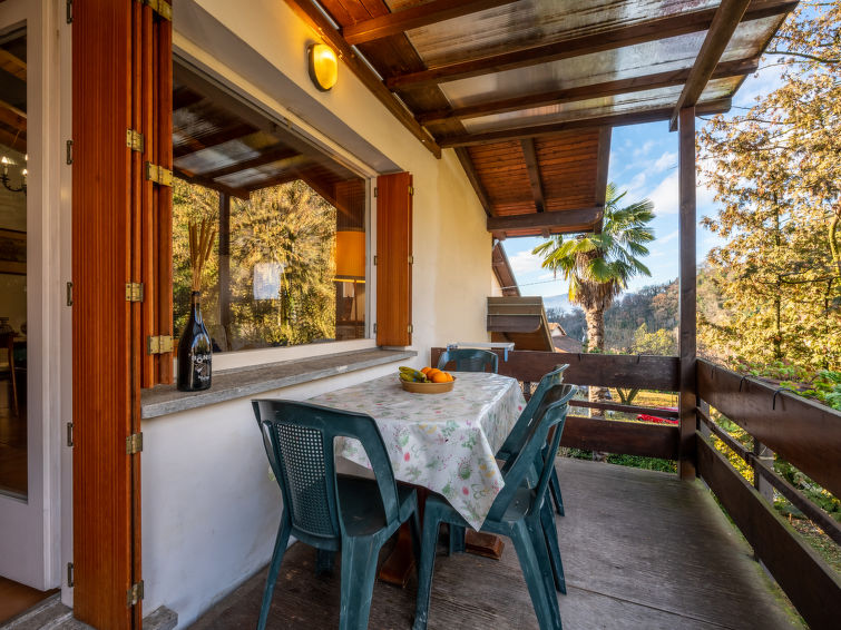 Op 1,2 km van het strand: ruim appartement Il Faro in Castelveccana in Castelveccana