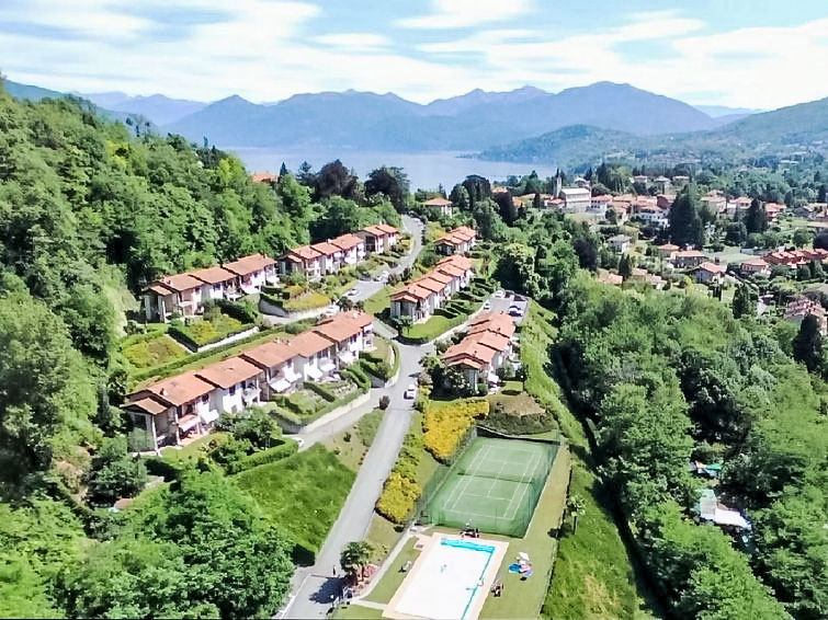 Zonnig appartement La Rocca in Castelveccana met zwembad in Castelveccana