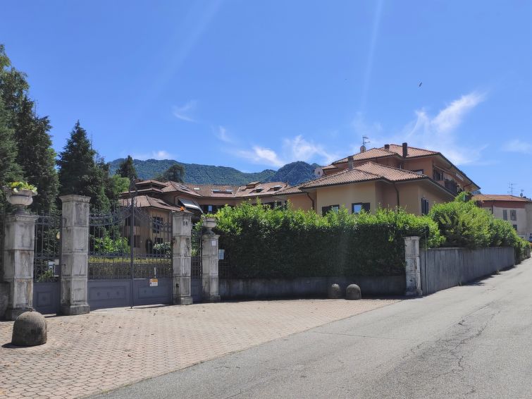 Search and Stay destination Porto Valtravaglia, Lombardia - Italy from AU$ 153. Magnolia