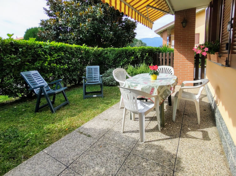 Appartement 2-kamers 60 m2, op de begane grond. Licht, doelmatig ingericht: woon-/slaapkamer met 1 2-pers divanbed, eettafel en Sat-TV. Uitgang naar het terras. 1 kamer met 1 2-pers bed (160 cm). Klei..