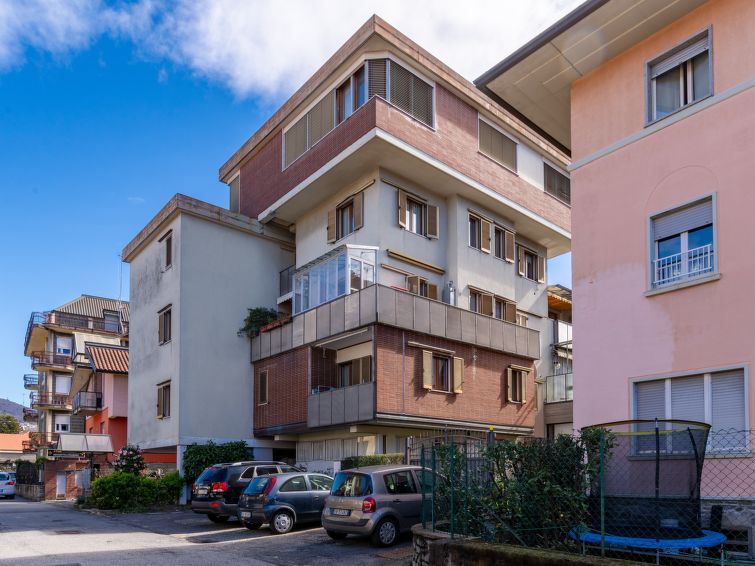 "Giulia", appartement 3-kamers 80 m2 op 2 verdiepingen op de 3e verdieping. Doelmatig ingericht: woon-/eetkamer met 1 2-pers divanbed (140 cm), TV en air-conditioning. Uitgang naar het balkon. Bovenve..