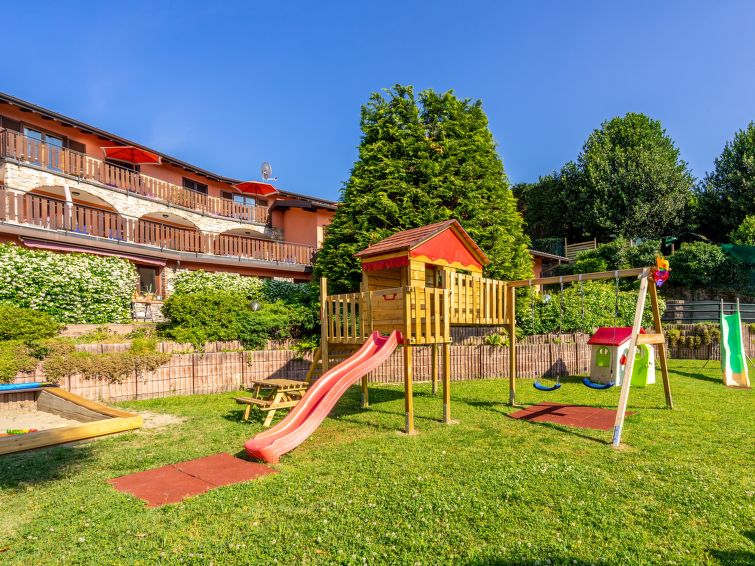 Appartement 2-kamers 40 m2 op de 1e verdieping. Doelmatig ingericht: woon-/eetkamer met Sat-TV. Uitgang naar het balkon. Open slaapnis met 1 2-pers bed. Keuken (4-pits kookplaat, oven, waterkoker, die..