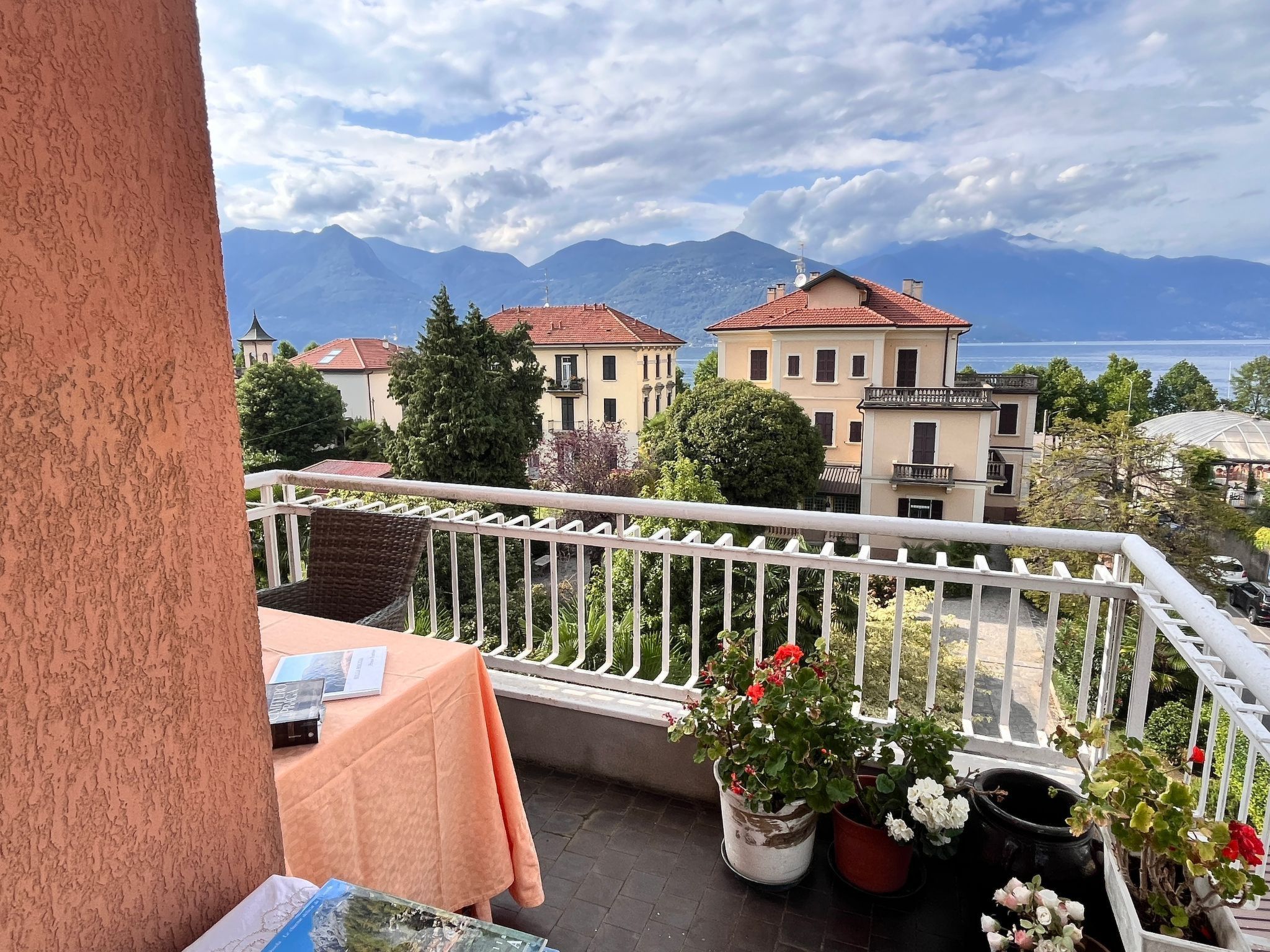 Photo of Casa Verdi" am See, nur einen Steinwurf vom Stadtzentrum entfernt