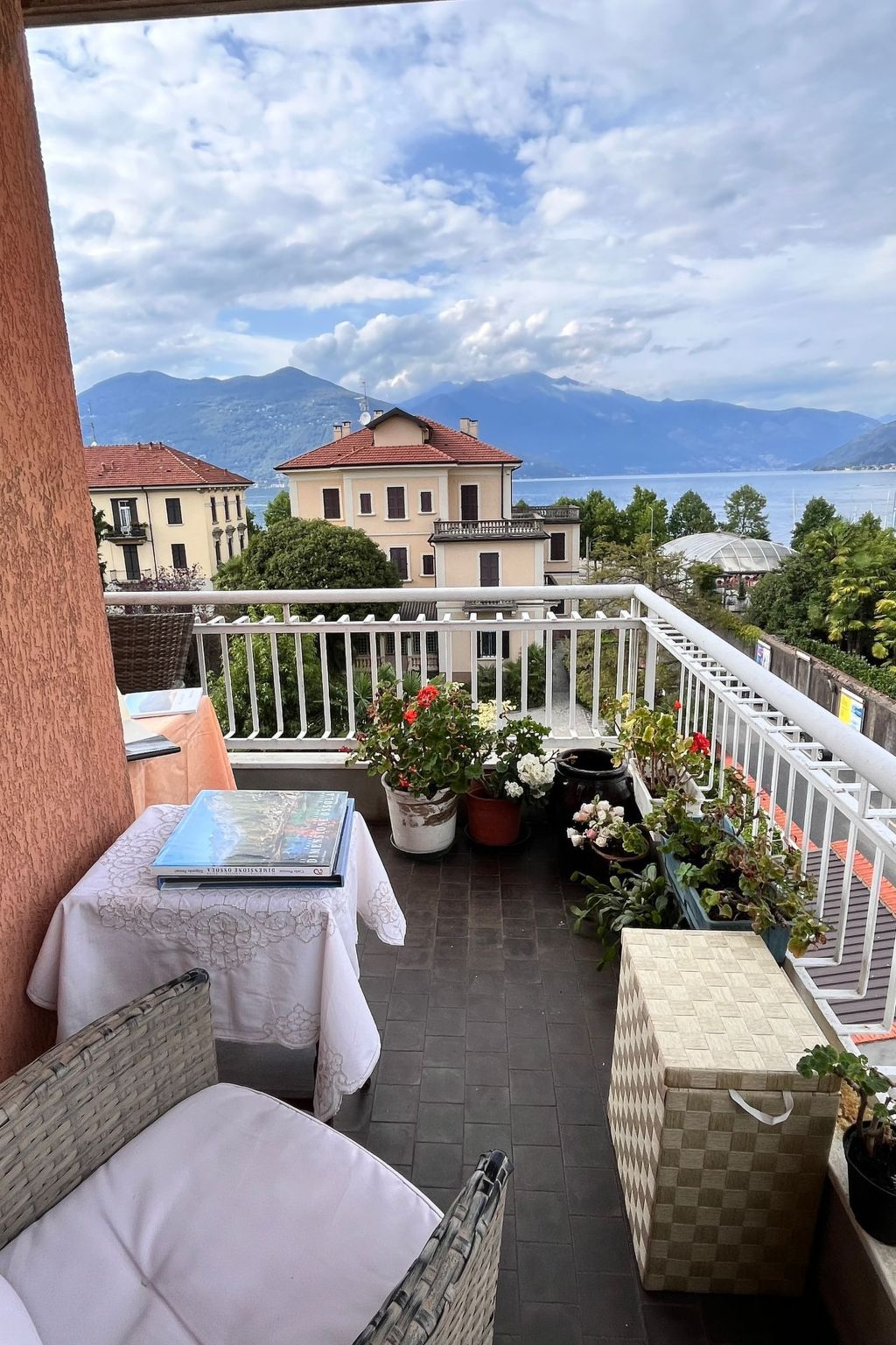 Photo of Casa Verdi" am See, nur einen Steinwurf vom Stadtzentrum entfernt