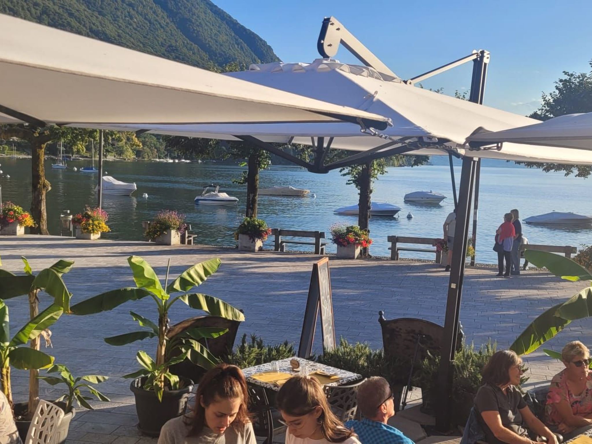 Photo of Casa Verdi" am See, nur einen Steinwurf vom Stadtzentrum entfernt