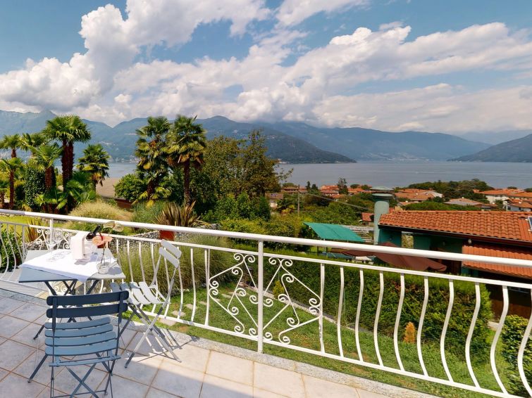 Vakantiehuis Terrazza Ninì: op 1,1 km van het strand in Germignaga in Germignaga