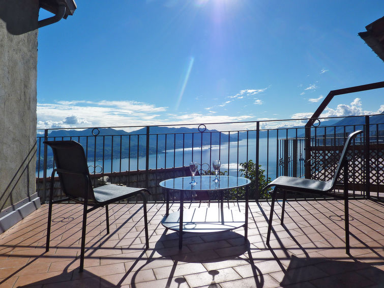 Appartement met open haard en meerzicht in Maccagno in Maccagno con Pino e Veddasca
