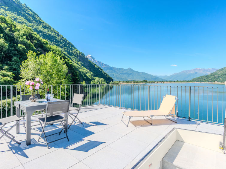 Aan het strand: appartement met meer- en bergzicht in Lago di Mezzola in Lago di Mezzola