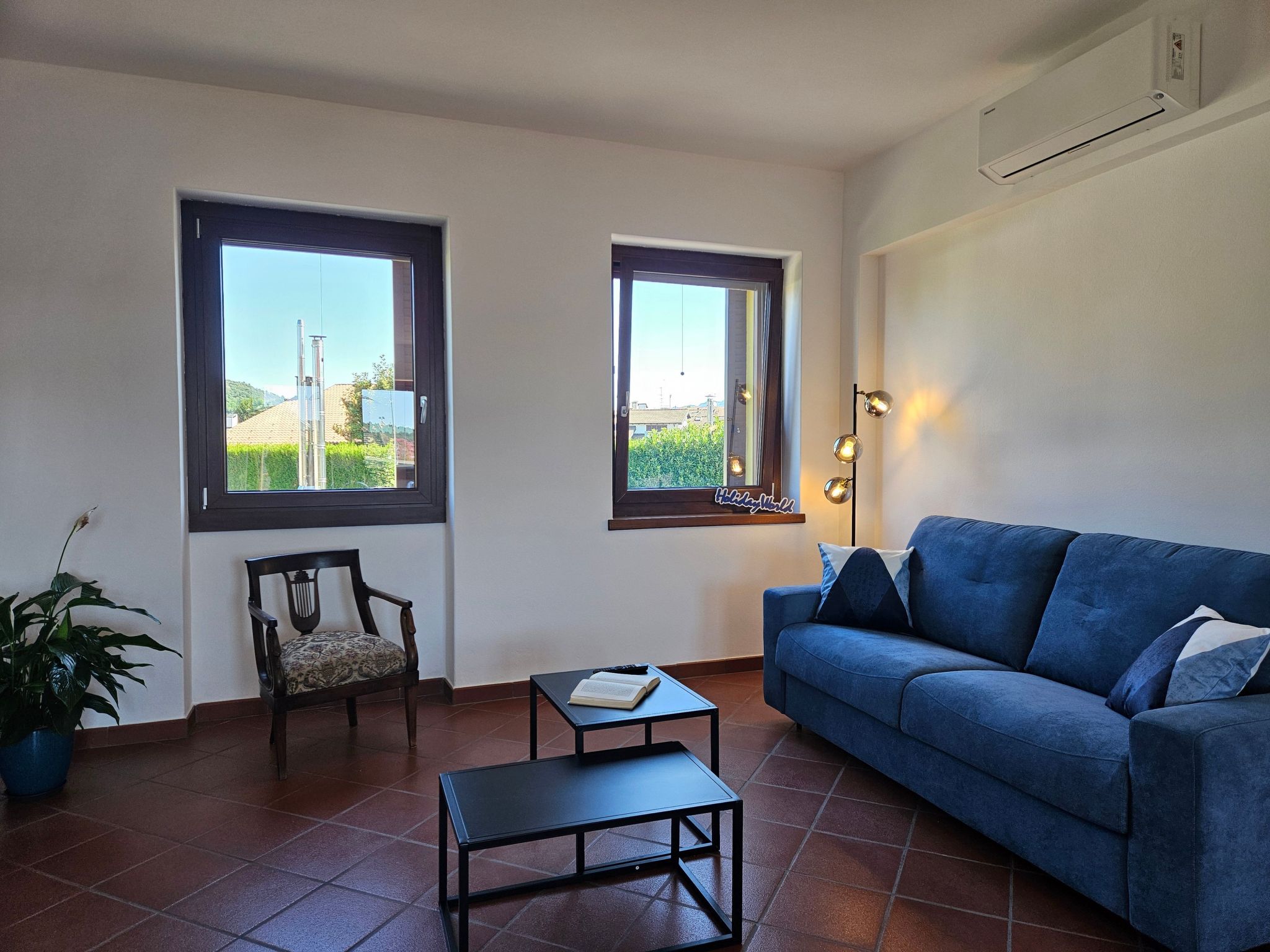 Zwischen Seen und Hügeln in Pina by Holiday World-Drinnen