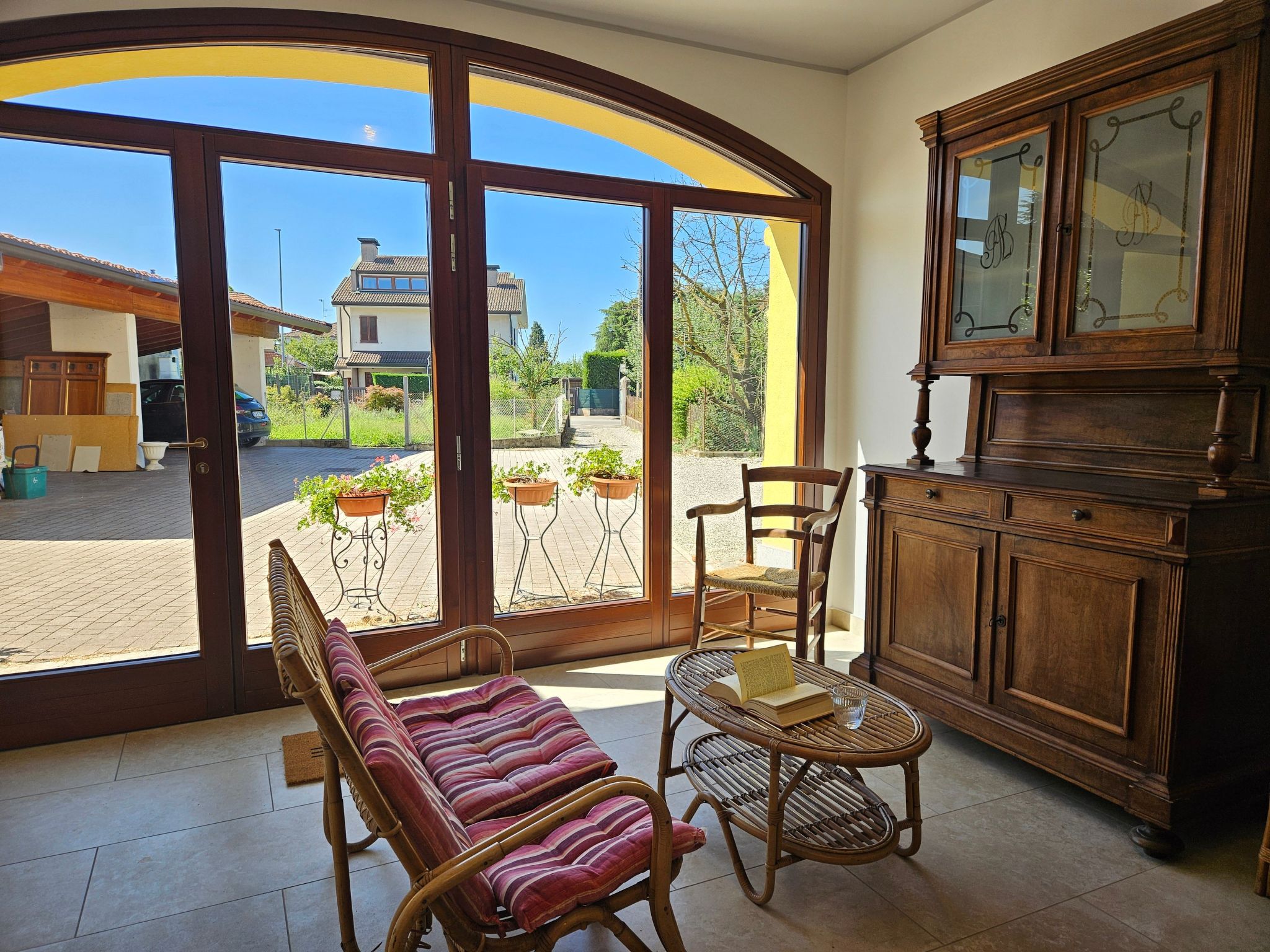 Zwischen Seen und Hügeln in Pina by Holiday World-Drinnen