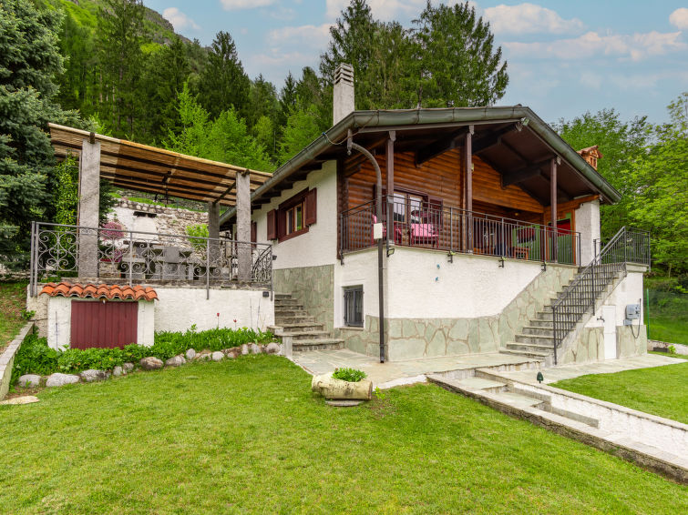 Chalet 5-kamers 120 m2 op 2 verdiepingen. Ruim, comfortabel en rustiek ingericht: groot woon-/eetkamer met open haard (alleen decoratie), eettafel. Uitgang naar de tuin, naar het terras. Woonkamer met..