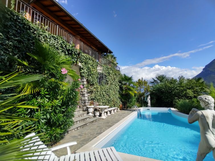 Open haard en privézwembad in ruim vakantiehuis in Carlazzo in Carlazzo