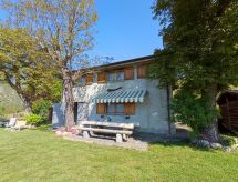 Rustieke chalet Merlo: vrijstaand met tuin, uitzicht en open haard bij Porlezza - thumbnail 1